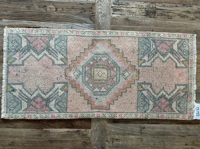1’6 x 3’2 Vintage Turkish Rug Very Muted Pink, Gray & White ‘5145