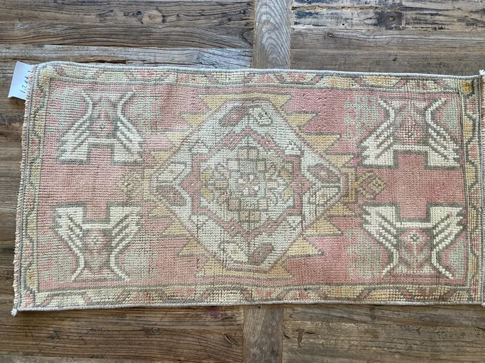 1’7 x 3’1 Vintage Oushak Runner Dusty Rose, Butter + Cream ‘4564