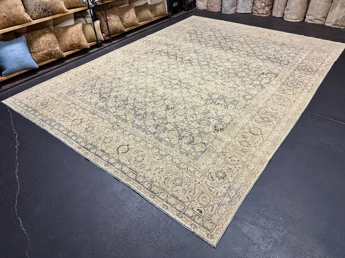 8’9 x 11’11 Classic Vintage Rug Muted Ivory, Denim Blue & Beige 5731